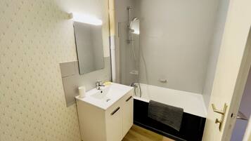 Een haardroger, handdoeken, toiletpapier