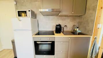 Een koelkast, een microgolfoven, een oven, een kookplaat