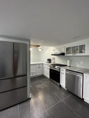 Refrigerador, horno, placa de cocina