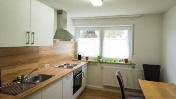Geladeira, fogão, cooktop, cafeteira/chaleira