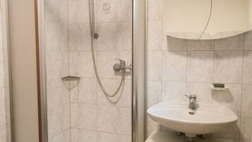 Secadora de cabello, toallas, jabón, papel de baño