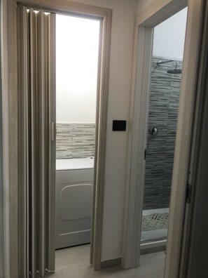 Haartrockner, Handtücher, Seife, Toilettenpapier