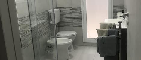 Haartrockner, Handtücher, Seife, Toilettenpapier
