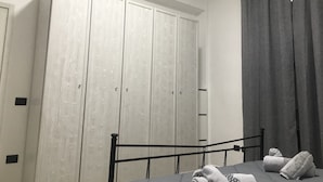 A bedroom with a bed, a wardrobe, and a curtain. - Ribera villa relax 2 (Ribera)