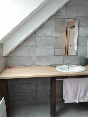 Een douche, een haardroger, handdoeken, zeep