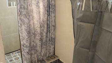 Hiustenkuivaaja, pyyhkeet, saippua, sampoo