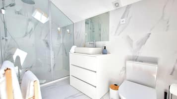 Shower, hair dryer, towels, shampoo