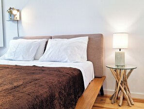 3 chambres, bureau, chambres insonorisées, fer et planche à repasser