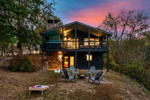 Near Top Attractions, View, Hot Tub, EV Charger, Indoor & Outdoor Games, Parking