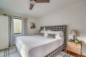 5 habitaciones, escritorio y tabla de planchar con plancha 