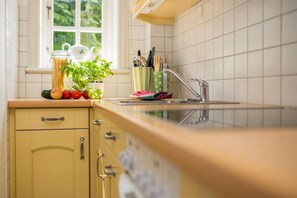 Kühlschrank, Ofen, Geschirrspüler, Wasserkocher mit Kaffee-/Teezubehör