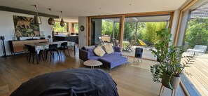 Een televisie, een tafeltennistafel, boeken en een muziekbibliotheek