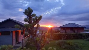 Un barrio residencial con casas y un atardecer.