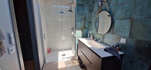 Shower, hair dryer, towels, toilet paper - Belle Villa Avec Piscine Entre lac et Montagnes (Villaz)