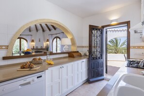 Refrigerador, microondas, horno, lavavajillas