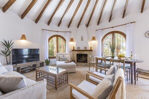 Smart TV, chimenea y reproductor de DVD 