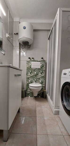 Doccia, asciugamani, sapone, shampoo