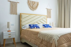 1 غرفة نوم وخزنة داخل الغرفة ومكتب ومكواة/لوح كي