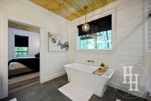 2 bedrooms, travel crib, free WiFi, bed sheets