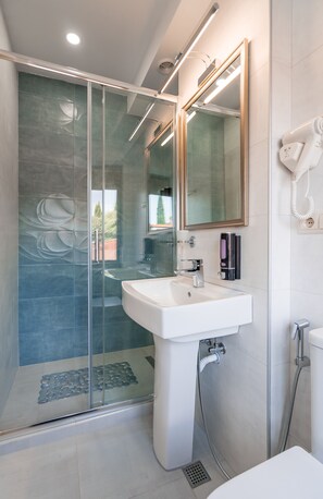 غرفة - سرير مزدوج | ستائر تعتيم ومكواة/لوح كي وواي فاي مجانًا وملاءات أسرّة