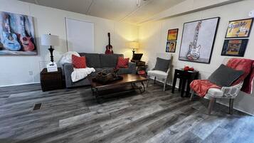 Een smart-tv en boeken