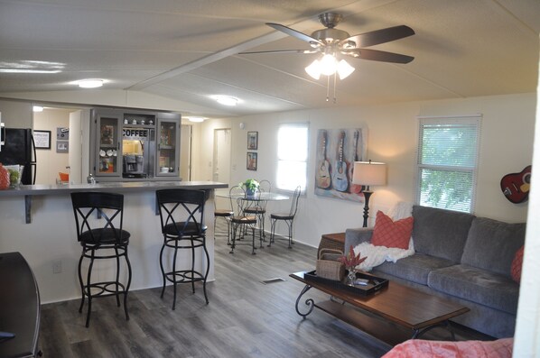 Een smart-tv en boeken