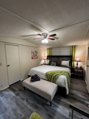 2 slaapkamers, een bureau, een strijkplank/strijkijzer, gratis wifi