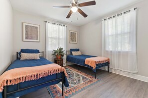 2 chambres, fer et planche à repasser, Wi-Fi, draps fournis
