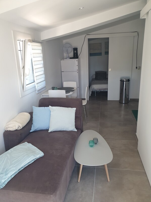 Fernseher, DVD-Player, Bücher