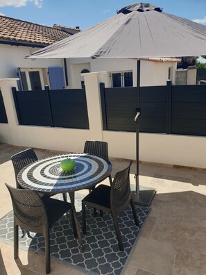 Outdoor dining - Studio Avec Terasse Dans un Quartier au Calme et Résidentiel (Pertuis)
