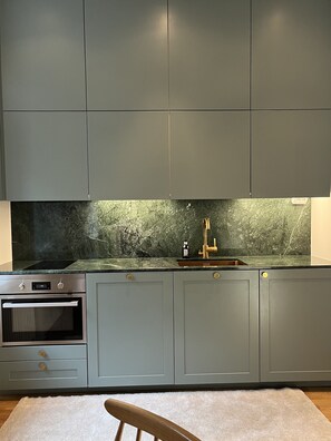 Kylskåp, mikrovågsugn, ugn och spishäll