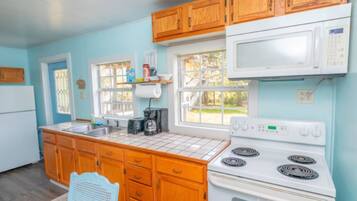 Kjøleskap, mikrobølgeovn, ovn og kokeplater