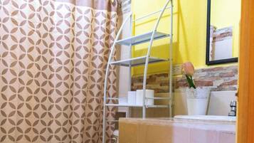 Haartrockner, Handtücher, Seife, Toilettenpapier