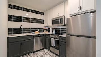 Frigorifero, microonde, forno, piano cottura