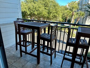 Outdoor dining - Beach Daze-Gorgeous new shower! Bikes Included (Hilton Head Island)