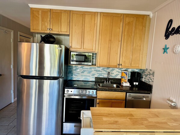 Fridge, microwave, oven, stovetop - Beach Daze-Gorgeous new shower! Bikes Included (Hilton Head Island)