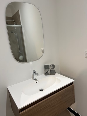 Maison Luxe | Salle de bain | Articles de toilette écologiques, sèche-cheveux, serviettes fournies