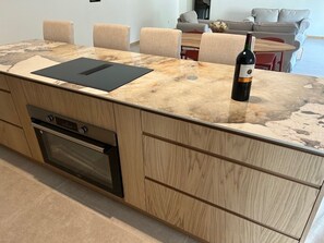 บ้านพักลักซ์ชัวรี่ | ครัวส่วนตัว | ตู้เย็นขนาดใหญ่, เตาอบ, เตาประกอบอาหาร, เครื่องล้างจาน