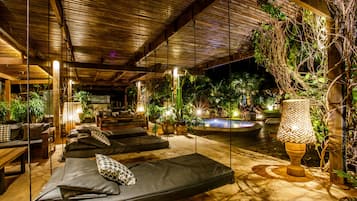 2 室外游泳池,免费小屋,池畔遮阳伞