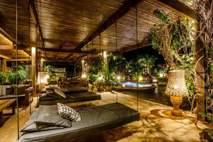 2 outdoor pools, free cabanas, pool umbrellas