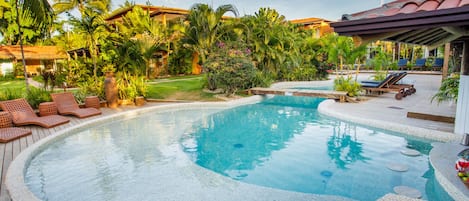 2 piscinas externas, barracas de cortesia, guarda-sóis