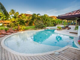 2 piscinas externas, barracas de cortesia, guarda-sóis