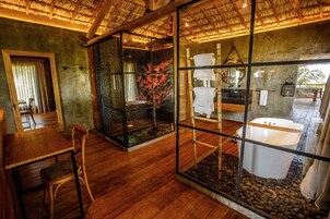 Luxury Room | Bathroom | Free toiletries, hair dryer, towels, soap