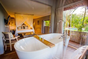 Deluxe Double Room | Bathroom | Free toiletries, hair dryer, towels, soap