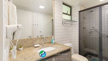 Chuveiro, secador de cabelo, bidê, toalhas de banho