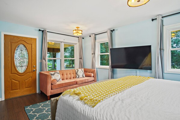 4 bedrooms, iron/ironing board, WiFi, bed sheets