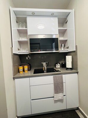 Kühlschrank, Mikrowelle, Herdplatte, Wasserkocher mit Kaffee-/Teezubehör