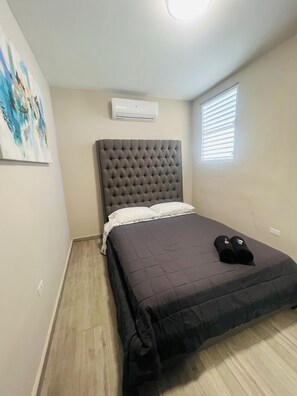 3 habitaciones, tabla de planchar con plancha, wifi y ropa de cama 