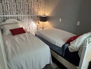 3 bedrooms, desk, WiFi, bed sheets
