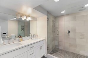 Classic Room | Bathroom - Magnolia's Scarlet Door Discovery Park (Seattle)